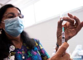 Chile, líder indiscutible de la vacunación en Latinoamérica