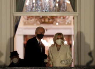 Primera dama de EE.UU. trabaja para ofrecer universidad comunitaria gratis