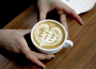 Tomar café a diario reduce el riesgo de fallas cardíacas, según tres estudios