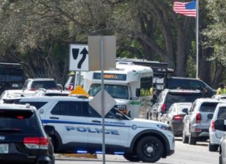 Mueren dos agentes del FBI y tres resultan heridos en registro de vivienda