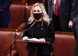 Crece apoyo a expulsión de congresista que tilda de falso tiroteo de Parkland