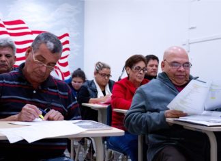 El retorno a examen de ciudadanía pre-Trump es «un paso crítico», según NALEO
