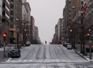 Al menos 47 muertos, millones sin electricidad bajo tormenta invernal