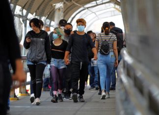 Los indocumentados no están primeros en la fila para vacunarse