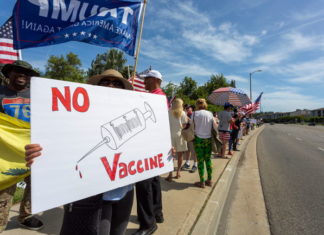 Activistas antivacunas difunden falsas teorías de que las dosis de covid son letales