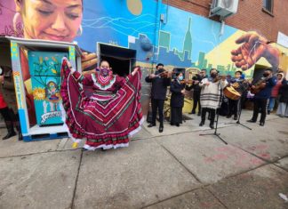 Inmigrantes mexicanos en Nueva York dan bienvenida a refrigerador comunitario