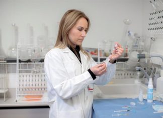 Dos enfermeras españolas logran sacar una séptima dosis de vacuna de Pfizer