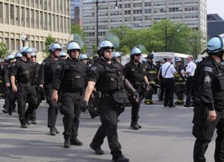 Madre latina demanda a policía por la muerte de su hijo, enfermo mental