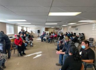 Granjero combate desinformación sobre la covid entre sus empleados migrantes