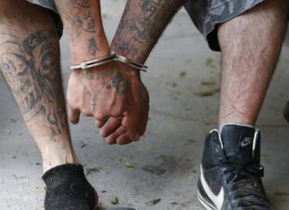 16 años de cárcel a un latino por atacar con bombas molotov a afroamericanos