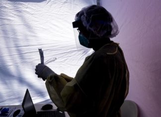 Acusan de crimen de odio a médica de Miami que atacó a hispano