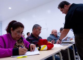 Acuerdan proveer intérpretes a padres que no hablen inglés en Charleston