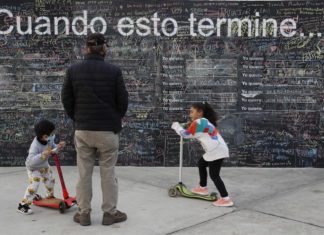Perú dará una pensión a 10.900 menores tras muerte de sus padres por covid-19