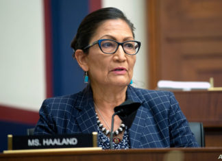 Eligen a la primera persona de origen nativo americano al gabinete de la Casa Blanca