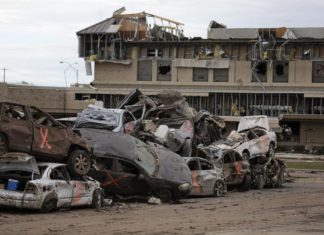 Una veintena de tornados destrozan casas en el sur y el peligro se mantiene