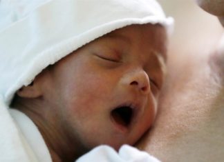 El contacto piel con piel no aumenta riesgo de contagio de covid para bebés