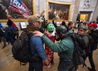 FBI descubre contacto entre asaltantes al Capitolio y persona cercana a Trump