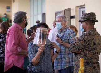 República Dominicana vacuna a mayores de 70, un año después del primer caso