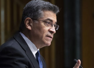 Senado confirma por primera vez a un latino como secretario de Salud