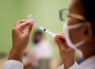 Recibe 1 millón de dosis de China para seguir vacunación