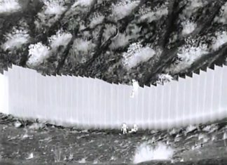 Video capta a «coyote» dejando caer a niñas migrantes desde valla fronteriza