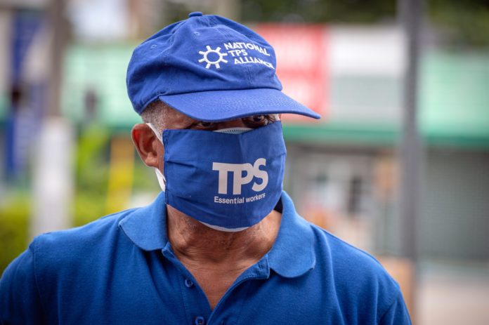 Miles de venezolanos esperan DED de Trump o TPS de Biden