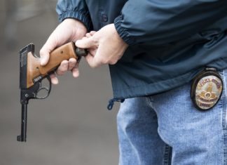 Acusan a policía de California por matar a hispano en una persecución