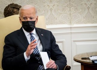 Biden postulará al latino Robert Santos como director de la Oficina del Censo