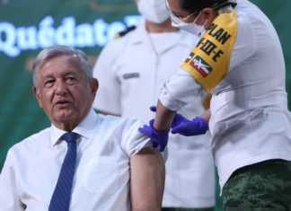 El presidente de México se vacuna con AstraZeneca
