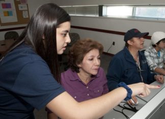 Los latinos siguen con escasa presencia en empleos STEM y sin visos de mejora