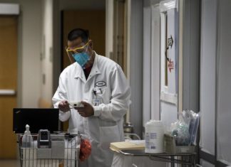 Quienes usan redes sociales para saber de la covid «están menos informados»