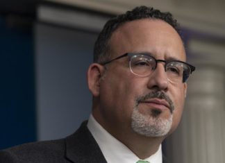 Secretario Cardona dice dará a estudiantes latinos lo que se les ha negado