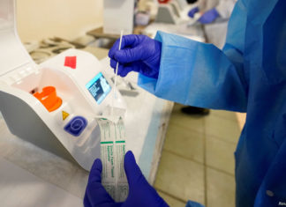 La mitad de los adultos estadounidenses han recibido al menos una inyección de COVID-19