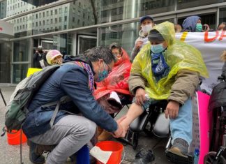 Políticos lavan los pies a migrantes en huelga de hambre por ayuda económica