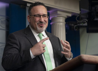 Aprueban ayuda a estudiantes sin importar su estatus migratorio