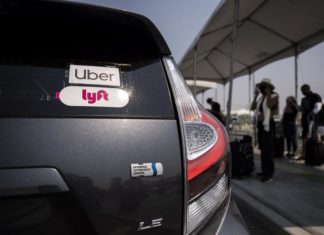 El Gobierno acuerda con Uber y Lyft traslados gratis para vacunarse
