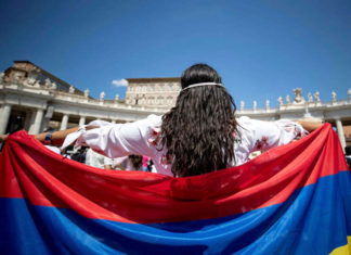 El papa expresa su preocupación por los enfrentamientos violentos en Colombia