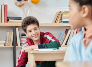 Estudiantes de Filadelfia regresan a los salones en otoño