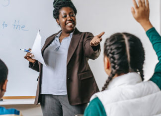 Ley permite a indocumentados de Colorado ser maestro, enfermero o arquitecto