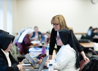 Monjas latinas y una «app» para aliviar la salud mental de miles de hispanos