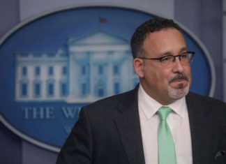 Niños de minorías EEUU están rezagados en aprendizaje presencial a tiempo completo frente a niños blancos