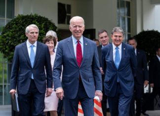 Biden dice que plan de infraestructura es un «gran paso» en pulso con China