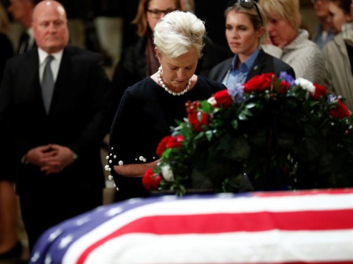 Biden nombra a la viuda de McCain embajadora de EEUU ante la FAO