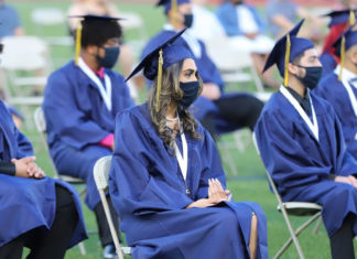 Cruzando el escenario hacia su próximo capítulo
