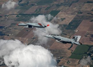 Dron abastece de combustible un avión militar en pleno vuelo por primera vez