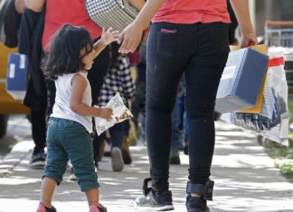 Gobierno de Biden considera demandar a Texas por desalojo de niños migrantes