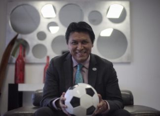 Kansas y el futbolista Claudio Suárez se unen para promover vacunas a latinos