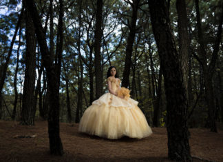 Mesas y sillas vacías