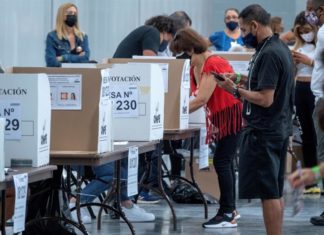 Peruanos de Miami y Los Ángeles votan en las «elecciones más importantes»