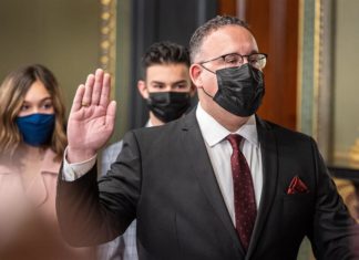 Secretario de Educación visita Puerto Rico en plena crisis de fracaso escolar